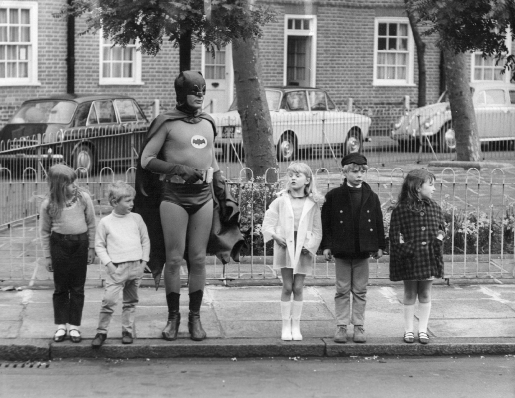 Az Adam West-féle, habcsókos gagyi pedig csak a '70-es évek Hanna-Barbera rajzfilmjeiben és Joel Schumacher giccsparádé mozifilmjeiben tudott tovább élni