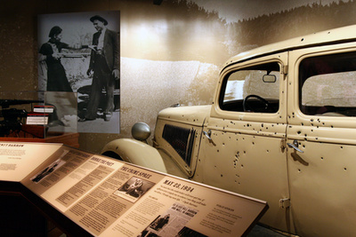 A szétlőtt autó a filmből, a washingtoni National Museum of Crime kiállításán.