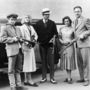 A Bonnie és Clyde-film főszereplői pózolnak egy autó előtt. Balról jobbra: Michael J. Pollard, Faye Dunaway, Warren BEatty, Estelle Parsons, Gene Hackman.