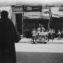 Két gyerek dézsmálja egy kereskedő kézikocsiját a New York-i Hester Streeten, Manhattan keleti részén. Riis sokat fotózta az után játszó, sokszor ott is élő szegény gyerekeket.