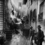 A New York-i Mulberry utca banditái 1887-ben. Akkoriban ez volt a város legveszélyesebb része, a fotón látható urak pedig a legkeményebb bűnözők. Riis rendőrségi tudósító is volt, jól ismerte az alvilágot.