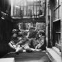 Három utcagyerek a Mulberry Streetről összebújva alszik egy pinceablaknál 1895-ben.