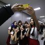 Tud trendibb nevet egy koreai lánycsapatnak annál, hogy GFriend? Én igen, Selfie-nek nevezném őket a kép alapján.