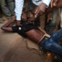 Francia katonák menekítik ki egy utcai összetűzés egyik sérültjét Banguiban.
