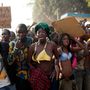 Átkokat szórnak a tüntető nők a velük szemben álló csádi hadsereg katonáira a Közép-Afrikai Köztársaságban.