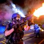 A St. Louis-i rendőrség taktikai felszerelést kapott az amerikai hadseregtől a zavargások megfékezéséhez. A közvélemény viszont hamar a félelmet keltő egyenruhás rendőrök ellen fordult.