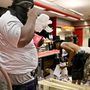 Fegyveres fosztogatók egy fergusoni boltban a zavargások idején