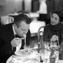 Welles Európában sokkal nagyobb sztárnak számított, mint az Egyesült Államokban, az európai filmkritikusok megvesztek érte, míg az amerikai stúdiórendszer nem igazán tudott mit kezdeni vele. Ezen a képen harmadik feleségével, Paola Mori színésznővel és egy tál spagettivel látható.