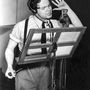 Orson Welles karrierje elején dolgozott rádióban és színházban is, az utóbbiból saját társulatot is alapított Mercury Theatre néven. A CBS a színház sikerét látva meghívta egy 13 hetes rádiójáték-sorozatra, amiben klasszikus irodalmi műveket kellett feldolgozniuk. Ebből a leghíresebb az 1938. október 30-án sugárzott Világok harca volt, ami a közhiedelemmel ellentétben kisebb pánikot, de elég széleskörű zavarodottságot keltett a hallgatóknál.