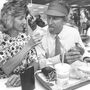 A politikusoknak is nagy lehetőség lett egy McDonald'sban pózolni; ezen a képen például az ausztrál ellenzék vezetőjét John Hewsont eteti sült krumplival a felesége 1993-ban.