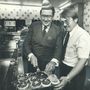 A híres M betű 1968-ban lett az étteremhálózat sajátja. Ugyanebben az évben nyitották meg az ezredik éttermüket és mutatták be a Big Macet, aminek az elkészítését itt pár évvel később az akkori amerikai elnök unokatestvére, Hugh Carter szenátor próbálja elsajátítani egy üzletvezetőtől.