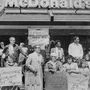A denveri pünkösdi egyház tagjai tüntetnek egy McDonald's előtt, mert a cég nem engedte, hogy a felekezet egyik tagja dresszben és ne az előírt szoknyában dolgozzon. Középen Maurice Gordon tiszteletes tart fel egy táblát, rajta egy rövid szoknyával és a 
