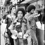 A Jackson Five két tagja, Marlon és Jemaine 1973-ban is elment a mekibe. Nem látszik a képen, de ezt Japánban tették.