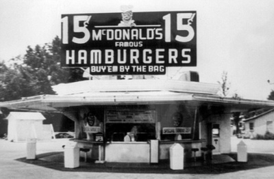 A McDonald's ikonikus terméke, a Big Mac így nézett ki 1977-ben. 1968-ban vezette be a cég, azóta amellett, hogy az egyik legnépszerűbb termékük, a neve a világgazdaságban is mérce lett: az Economist évente kiadott Big Mac-indexe az alapján hasonlítja össze az országok valutáit, hogy mennyibe kerül egy szendvics ott dollárra átszámítva. Egy Magyarországon kapható Big Macben 509 kalória van.
