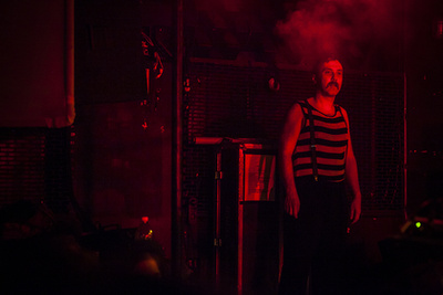 Vastaps, meghajlás. 