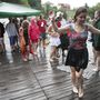 Persze minden fesztiválon előkerülnek a bátrak, akik szeretnek esőben táncolni.