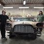 Chuck és Rick a Chrysler 300D-vel
