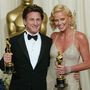 Sean Penn és Charlize Theron 2004-ben a frissen szerzett Oscar-díjaikkal pózoltak a kamerának. 10 évvel később össze is jöttek, ám idén szakítottak