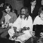Maharisi Mahes jógi Lennon és Harrison társaságában. A jógi a Beatles tagjain kívül olyanokat tanított meditálni, mint Donovan, Andy Kaufman, Clint Eastwood, David Lynch és a Beach Boys zenekar.