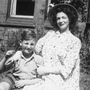 A kis John és anyja, Julia 1949-ben. Hossszú ideig ez volt az egyetlen közös kép róluk. A felvételt John unokattestvére, Stanley Parkes készítette. Anyja halála után tíz évvel Lennon dalt is írt az asszonyról Julia címmel.