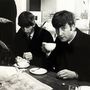John és Ringo a stockholmi reptér egyik kávézójában 1963 októberében. Ekkoriban fejeződtek be a With the Beatles című második Beatles-album felvételei.