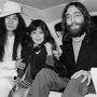 John Yoko és lánya, Kyoko társaságában. A kislány még egy másik házasságból született. Apja Anthony Cox amerikai producer.