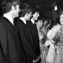 II. Erzsébet brit királynő a Beatlest szemrevételezi 1963 novemberében, két évvel később pedig lovaggá is üti őket. Az elismerést egyébként az akkori munkáspárti miniszterelnöknek, Harold Wilsonnak köszönhetik, aki a jelöléssel azt próbálta igazolni, hogy igenis ért a fiatalok nyelvén. A konzervatívoknak és az idősebb kitüntetetteknek persze ez baromira nem tetszett.