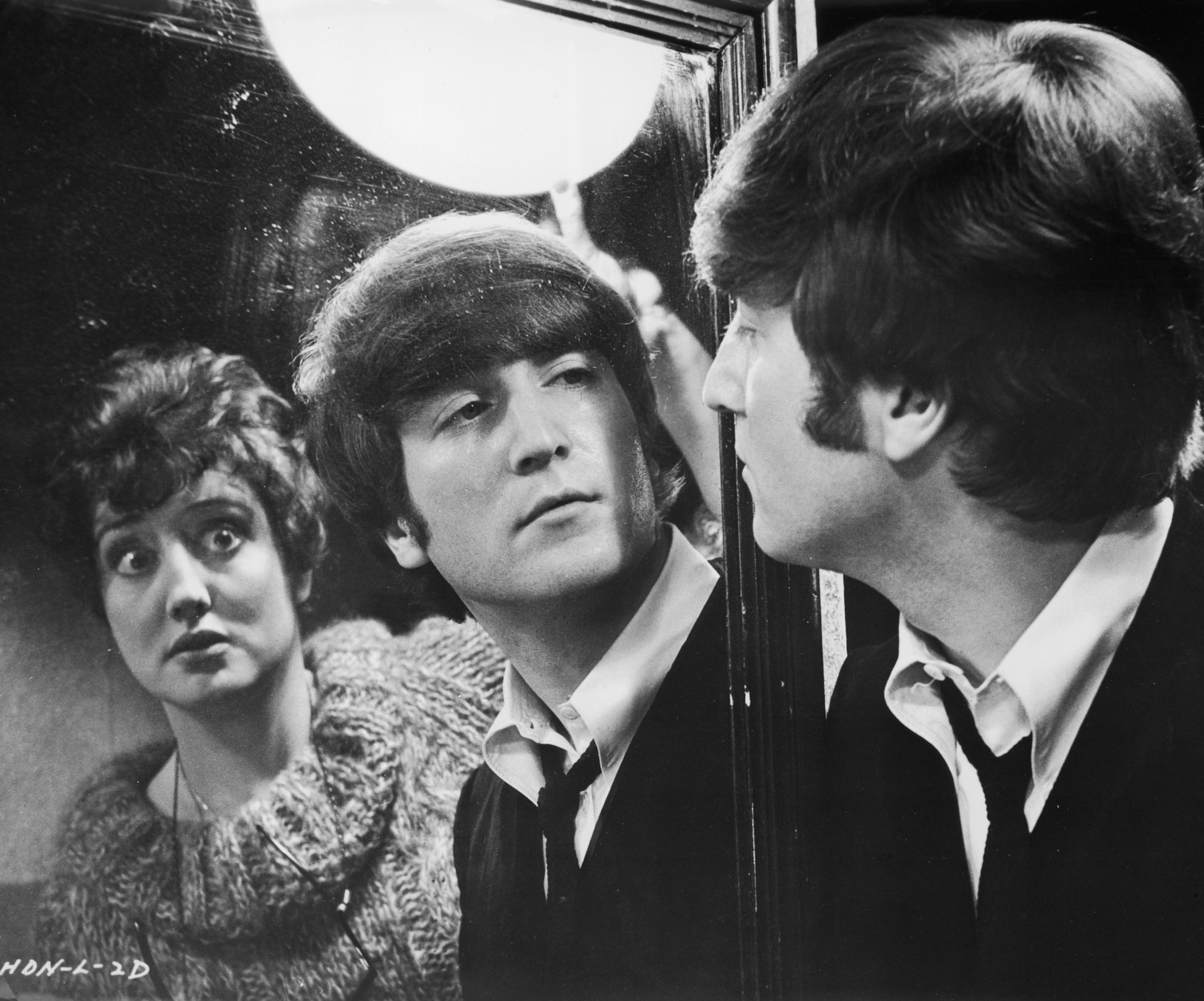Lennon halálhíre Amerikát is megrázta. Ez a kép például a tengerentúli Beatles-rajongókat örökíti meg egy a Central Parkban tartott megemlékezés alatt.