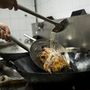 A pekingi kacsát olajban melegítik tálalás előtt. Szűrőbe helyezve egy forró olajjal teli wok fölé kell tenni a kacsát, majd követően többször le kell önteni az olajjal.