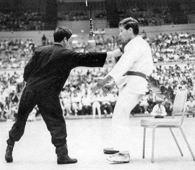 Halálának 40. évfordulóján, 2013-ban Hongkongban szobrot emeltek Bruce Lee és az általa alakított szigorú, de igazságos filmbéli harcosok tiszteletére.