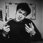 Az apja, Lee Hoi Chuen a kantoni opera színésze volt, így a fia is könnyen kapott szerepeket a hongkongi filmekben.  Ezekben többnyire bajkeverő gyerekeket alakított, akik utcai verekedésekbe keveredtek.