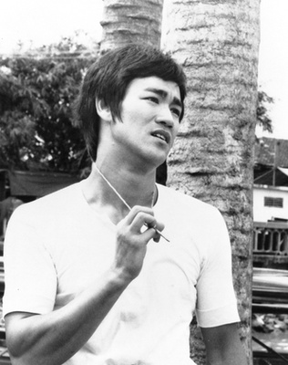 Halálának 40. évfordulóján, 2013-ban Hongkongban szobrot emeltek Bruce Lee és az általa alakított szigorú, de igazságos filmbéli harcosok tiszteletére.