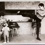 1970-re Bruce Lee nemcsak kétgyermekes apa volt, de olyan hollywoodi hírességeket tanított kungfuzni, mint Steve McQueen, James Coburn és James Garner.