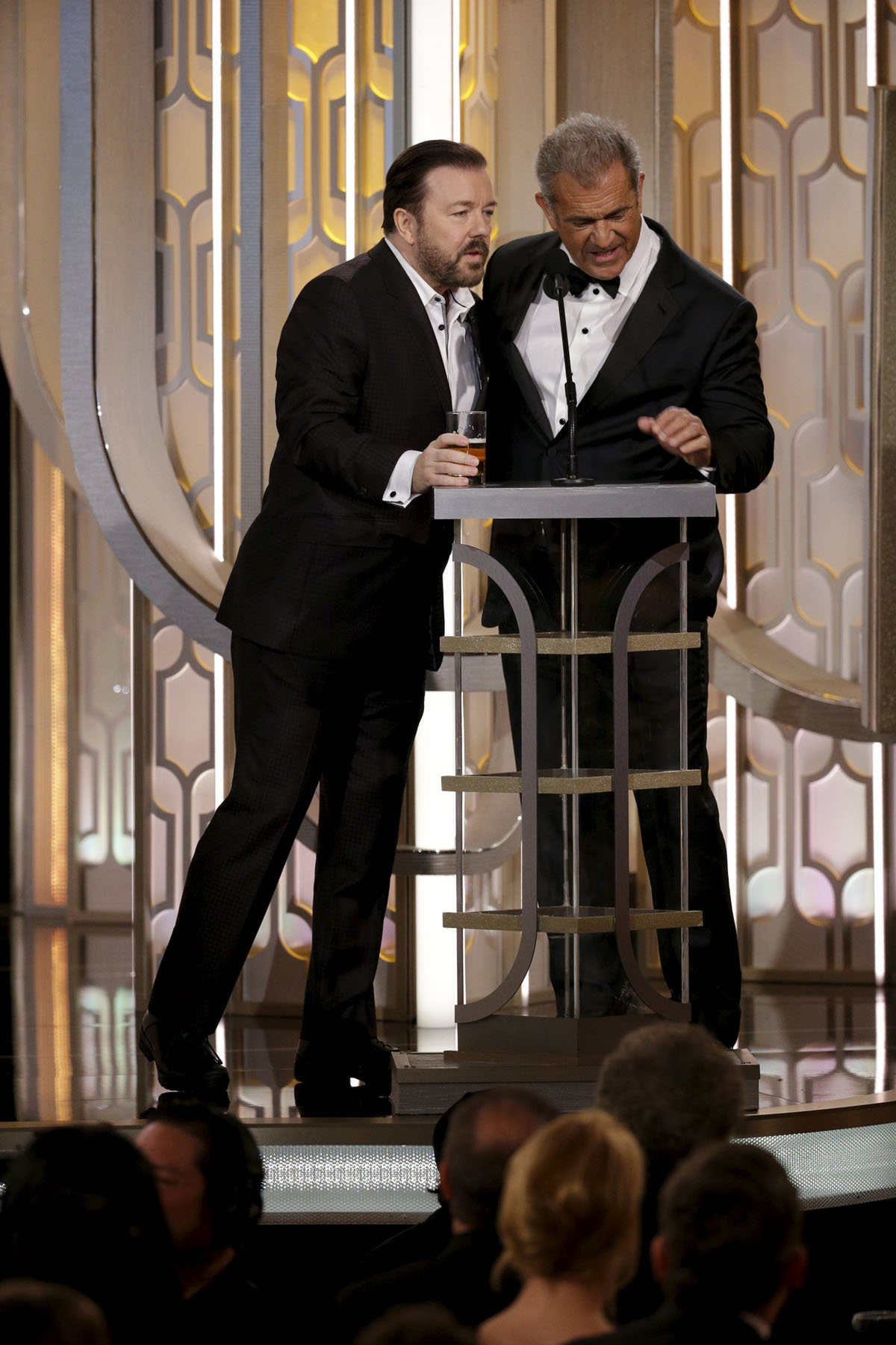 Leonardo DiCaprio, nagyon komoly színművész átveszi az Aranyglóbuszt. 