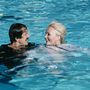 A Matt Houston című tévésorozat 1983. január 9-i, The Purrfect Crime című epizódjában a Tom Seleck-bajszú Lee Horsley-val úszkált a medencében