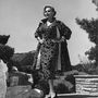 Zsazsa egy méregdrága Jacques Fath-ruhában pózol az 1953-as Public Enemy Number 1 című film forgatásán