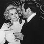A férfifaló Zsazsa hatodik férjével, Jack Ryan színésszel italozgat a Las Vegas-i Caesar's Palace-ban megtartott esküvőjükön, 1975. január 21-én
