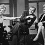 Gábor Zsazsa odacsap valami otromba vicc miatt Jack Paarnek a Jack Paar Show 1962. október 19-i adásában, Jayne Mansfield pedig mosolyogva nézi a jelenetet