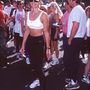 1997-re már Crawford fitnessvideói is híresek voltak. Itt éppen a rákot leküzdő nőkért fut.