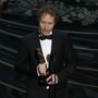 Nemes Jeles László átveszi az Oscar-díjat a Saul fiáért, ami a legjobb külföldi film lett.
