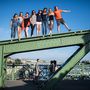 Hétfő estére aztán az I Bike Budapest csoport pikniket hirdetett meg a hídra.