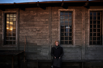 Az Örök tél története 1944 decemberében indul, amikor egy dél-dunántúli sváb faluból a szovjet katonák marhavagonokban egy ukrajnai táborba hurcolják a munkaképes nőket, ahol kényszermunkát kell végezniük a szénbányában