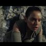 Tökéletesen rímel az első kép Az ébredő Erő első előzetesére, ott Finn bukkant fel hirtelen a képben, itt Rey csap oda a földre előttünk, feltehetőleg Luke Skywalker búvóhelyén.