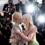 Elle Fanning és Nicole Kidman puszilják meg egymást közös filmjük, a How to talk to Girls at Parties vetítése előtt. Nicole Kidman nem akármilyen időket él: a hivatalos programban négy filmje is helyet kapott.