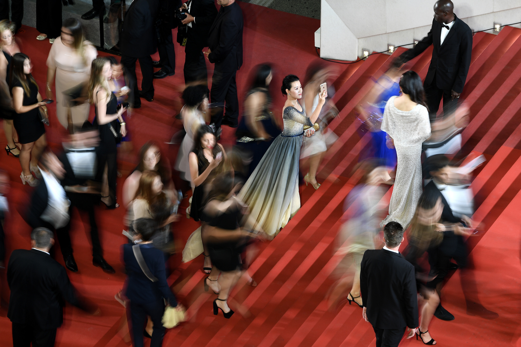 Emma Thompson színésznő integet a fotósoknak