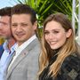 Taylor Sheridan rendező, Jeremy Renner és Elizabeth Olsen színészek, akik a Wind River című thrillerrel érkeztek Cannes-ba. A filmet az Un Certain Regard szekcióban vetítik.