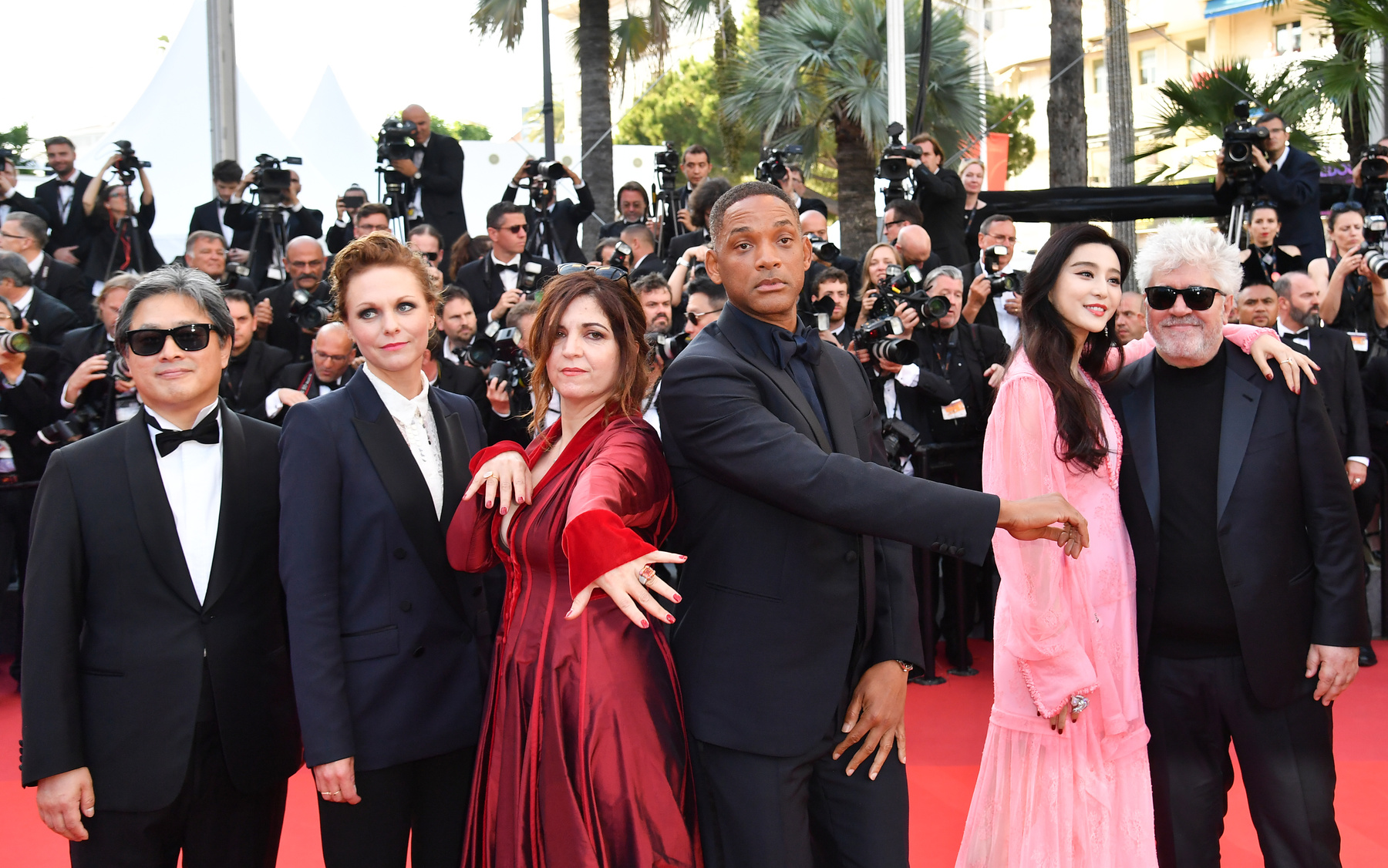 Bille August, Claude Lelouch és Roman Polanski rendezők vicceskednek mobiljaikkal a vörös szőnyegen