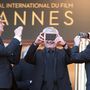 Bille August, Claude Lelouch és Roman Polanski rendezők vicceskednek mobiljaikkal a vörös szőnyegen