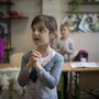 Gyerekek hittanórán a kárpátaljai Beregszászon.Noha az iskolák fenntartása az ukrán állam feladata, ez korántsem jelent garanciát a zavartalan működésre. Fűtőanyaghiány miatt telente akár hosszabb időszakokra is bezárhatnak egy-egy intézményt. A határ menti falvak iskoláinak megszűnése nemcsak azért hagyna pótolhatatlan űrt maga után, mert a nebulóknak Beregszászra kellene esőben, hóban, fagyban bejárni. A falusi iskolák ugyanis óriási szerepet vállalnak a nemzeti identitás megőrzésében: a tanítás a kisdiákok anyanyelvén, magyarul folyik. Az általános iskola befejezése után nagy a kereslet a bentlakásos egyházi líceumok iránt, ezért is fontosak – a fotókon például Makkosjánosin illetve Macsolán megörökített – hittanórák, illetve a tanítás végi ima.