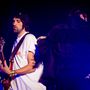 Serge Pizzorno gitáros az angol Kasabian rockegyüttes koncertjén 